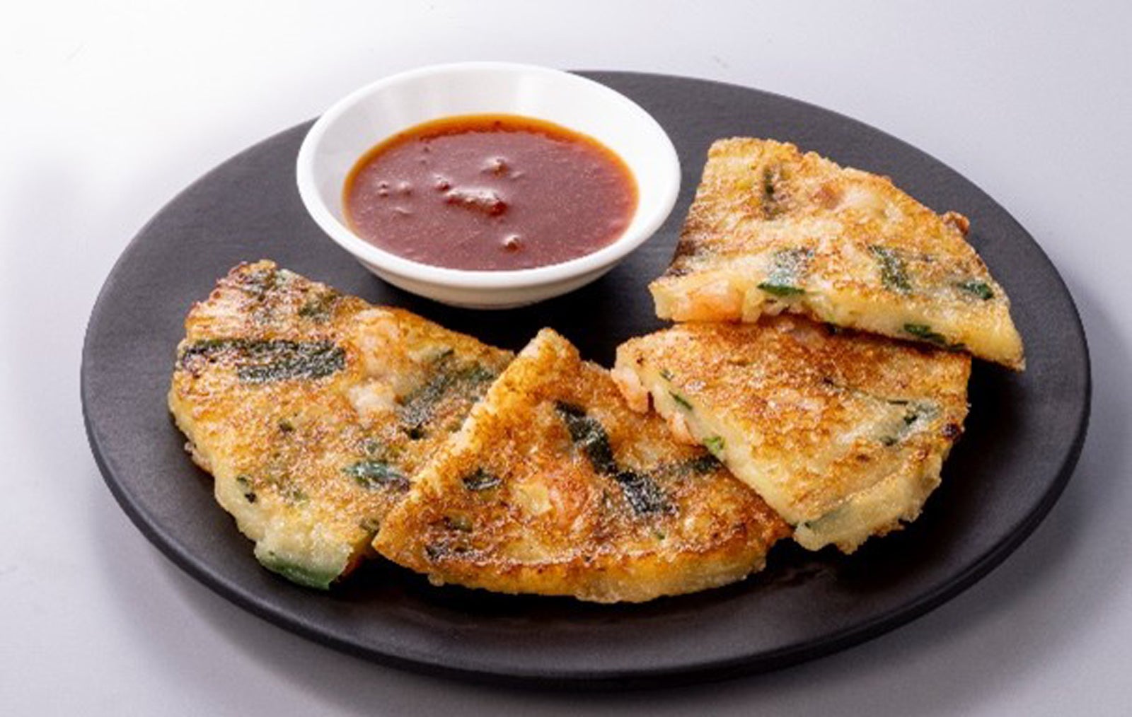 セブンプレミアム もちもち食感の海鮮チヂミ（税込321.84円）／提供画像