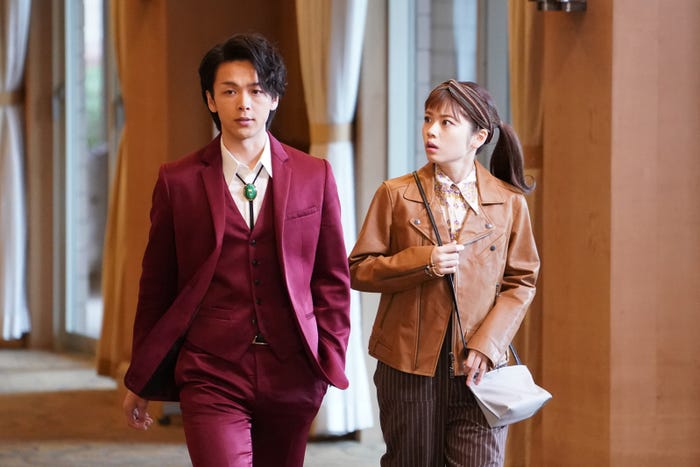 中村倫也、小芝風花/「美食探偵 明智五郎」第1話より(C)日本テレビ