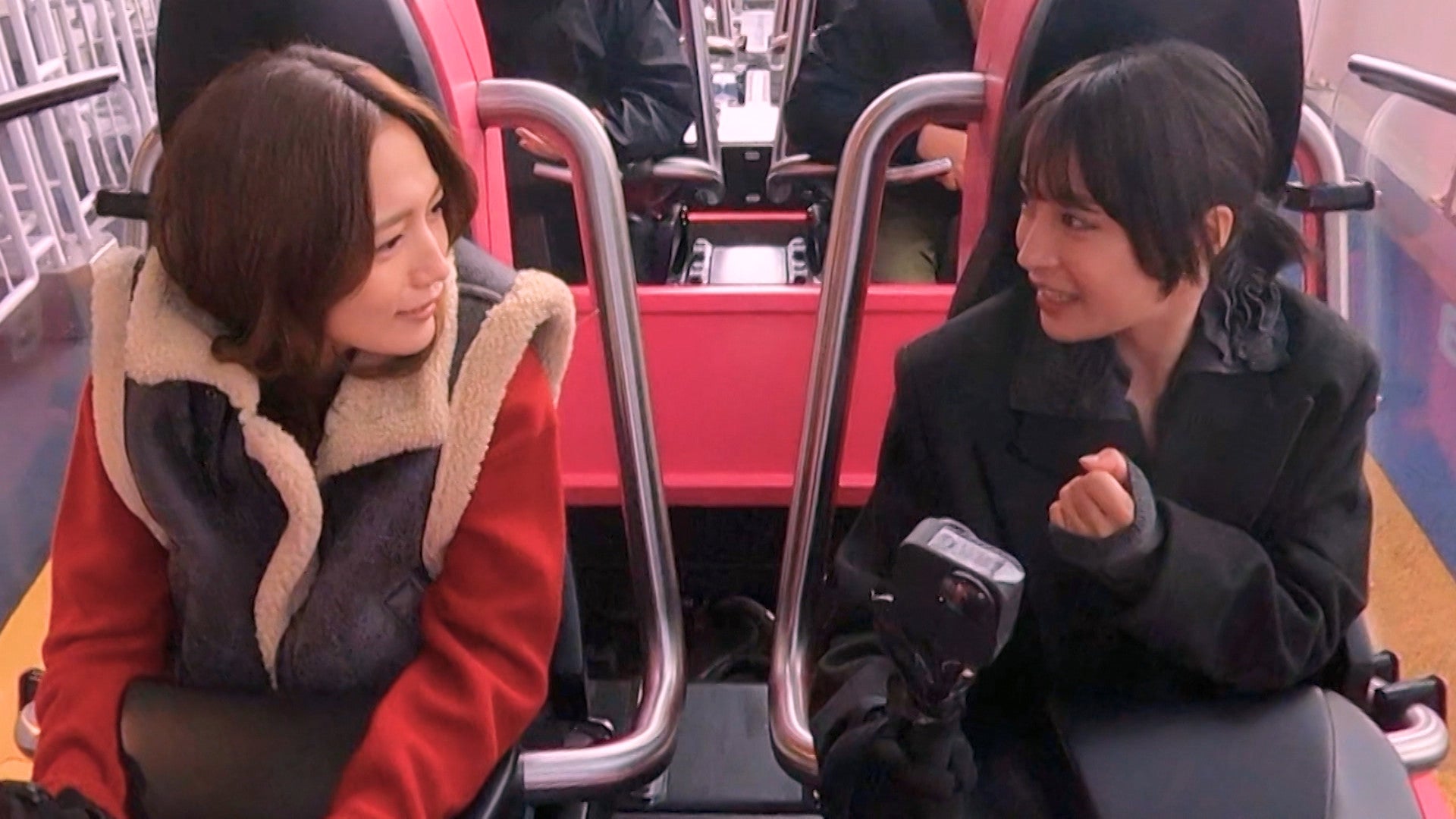 川口春奈、広瀬すず（C）TBS