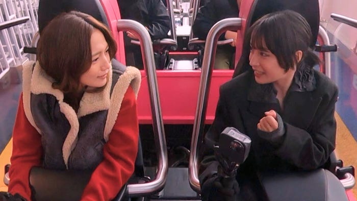 川口春奈、広瀬すず(C)TBS