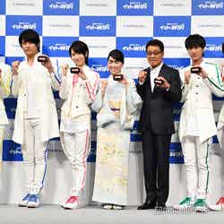 （左から）大城光、永田薫、西岡健吾、イモトアヤコ、五木ひろし、阿部周平、平野泰新（C）モデルプレス