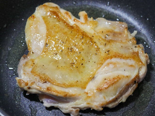 こんがり焼き色がついたら裏返し、弱めの中火で中に火が通るまで焼く。