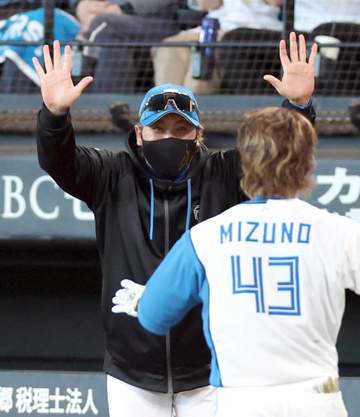 日本ハム・新庄監督「アンビリバボー」 九回劇的サヨナラに「なんすかこの勝ち方は」と第一声