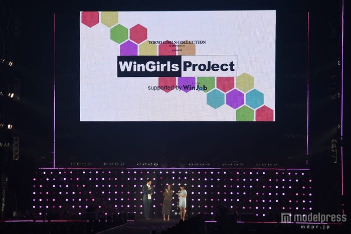 (左から)小籔千豊、小森純、森麻季アナウンサー/「Win Girls Project」ステージの様子