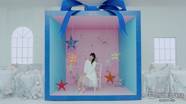 鷲尾伶菜／「TOMORROW ～しあわせの法則～」MVより