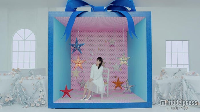 鷲尾伶菜/「TOMORROW ~しあわせの法則~」MVより