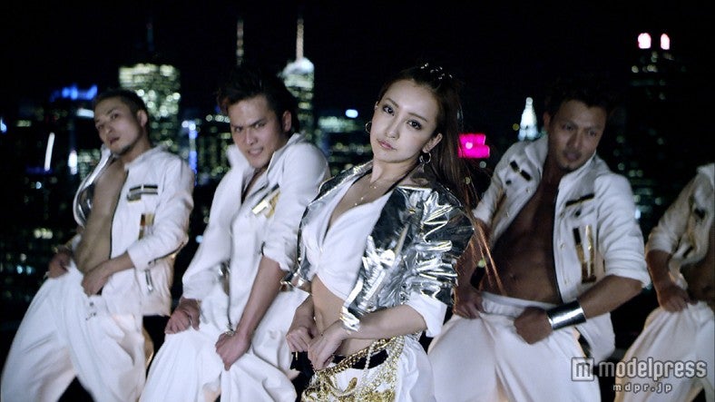 （中央）板野友美／4thシングル「1%」のMVより