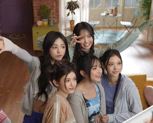 NewJeans、笑顔で顔寄せ合い密着 撮影ビハインド映像も公開