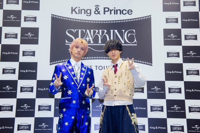 囲み取材に応じたKing & Prince/高橋海人、永瀬廉(提供写真)