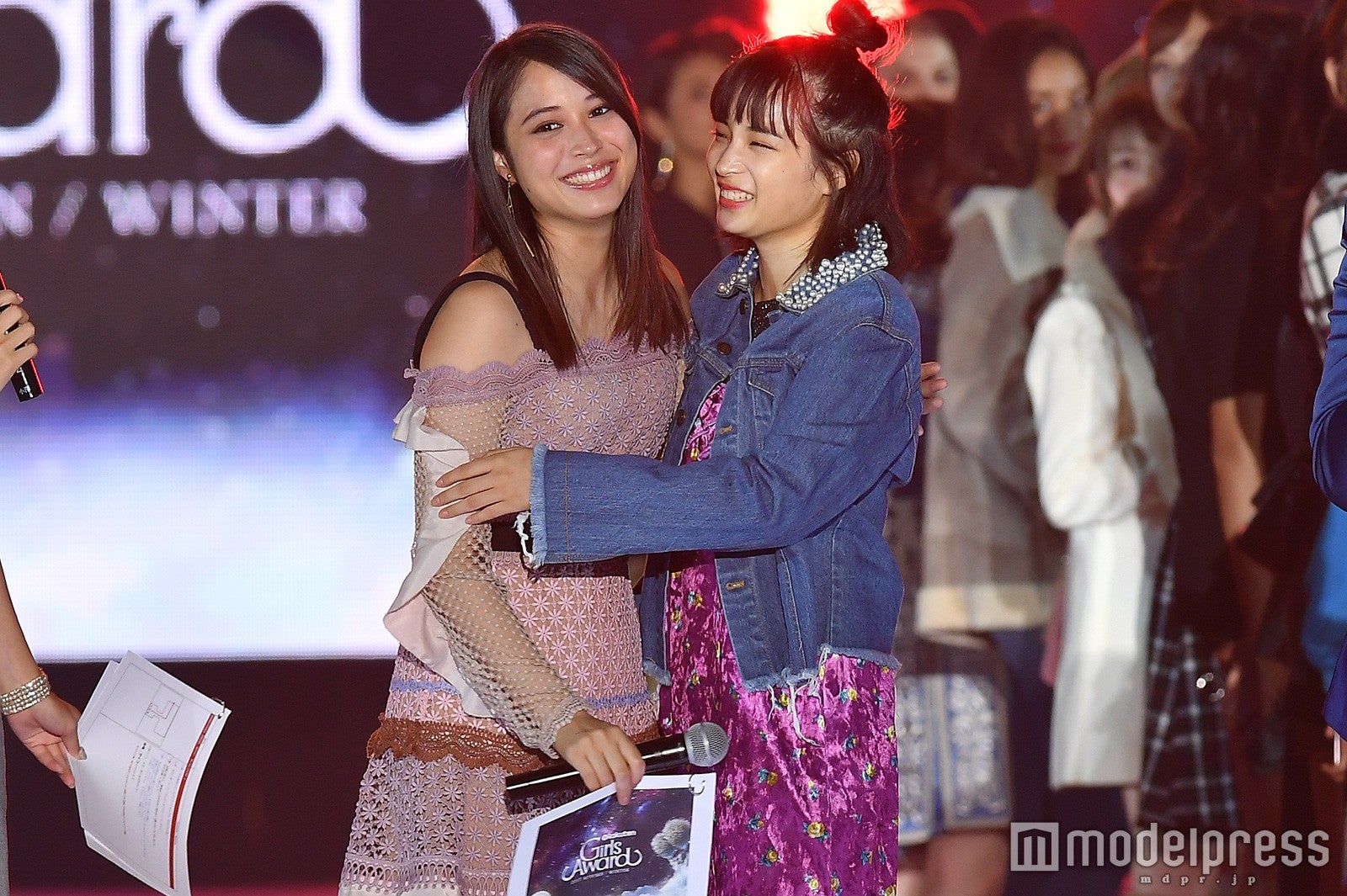 広瀬アリス、司会もモデルも！トップバッター＆トリ、妹・すずと公開じゃれあい…盛り上げた「ガルアワ」