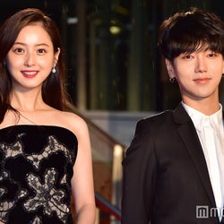 SUPER JUNIORイェソン&佐々木希が華麗に魅了 “雨のレッドカーペット”で視線独占