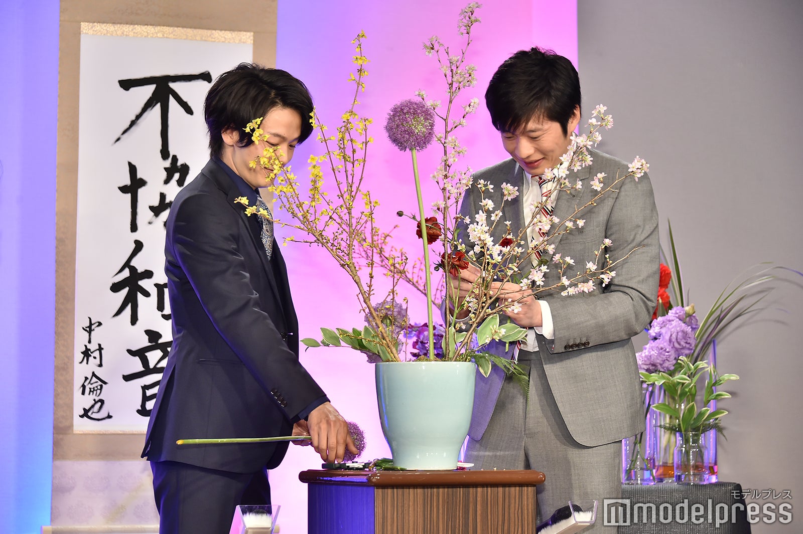 生け花を楽しむ中村倫也、田中圭（C）モデルプレス