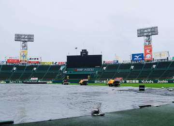 阪神 広島戦開催へ向け午後4時に開門 グラウンドは全面シートが敷かれた状態 甲子園上空は分厚い雲