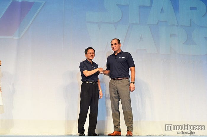 (左から)ANA篠辺修社長、ウォルト・ディズニー・ジャパン ポール・キャンドランド社長