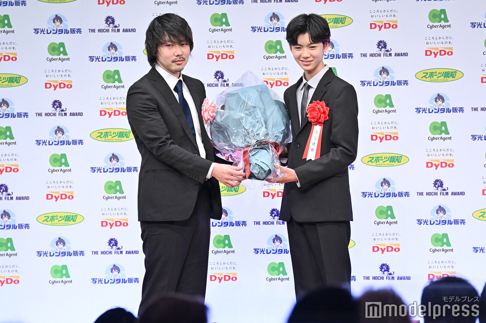 白鳥晴都（右）（C）モデルプレス