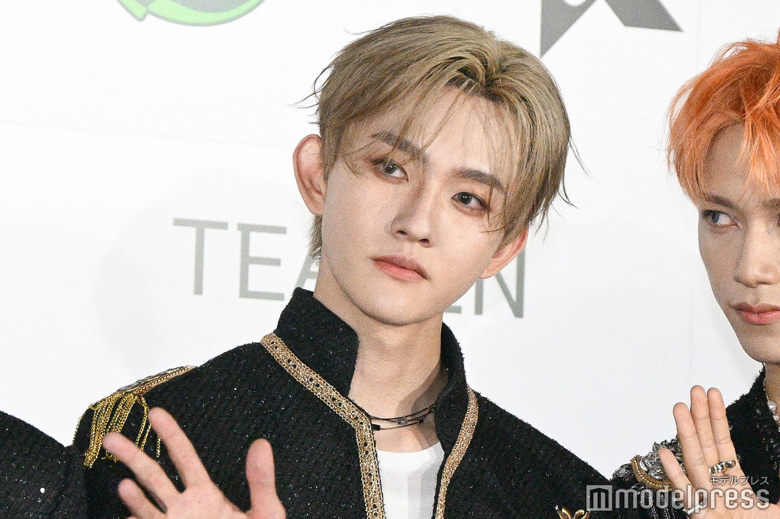 カメラに手を振る田島将吾（C）モデルプレス