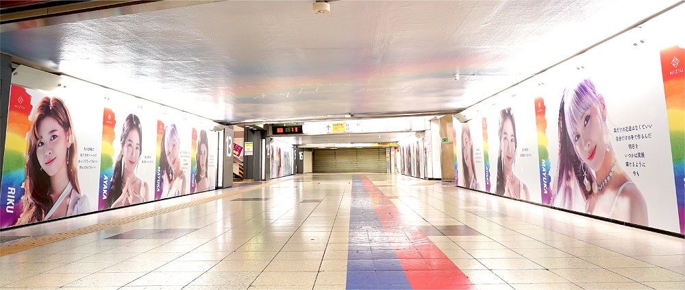 NiziUの新宿スーパーラッピング（提供写真）