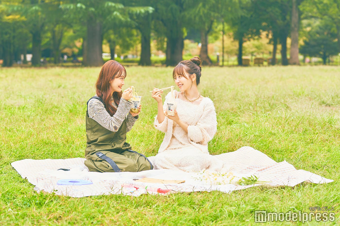 (左から)田久保夏鈴、新田さちか(C)モデルプレス