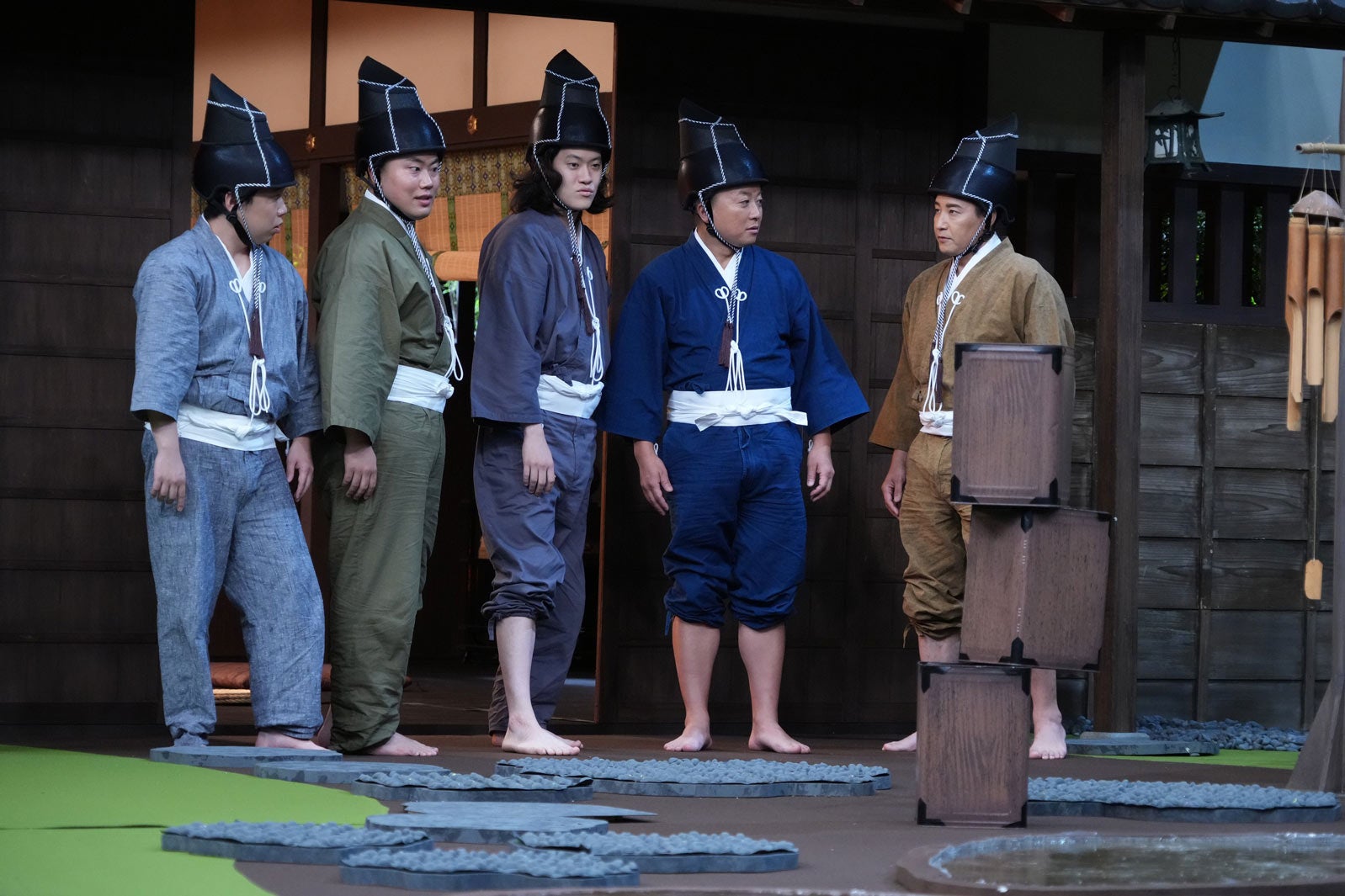 （左から）せいや、岡部大、粗品、松尾駿、長田庄平（C）フジテレビ