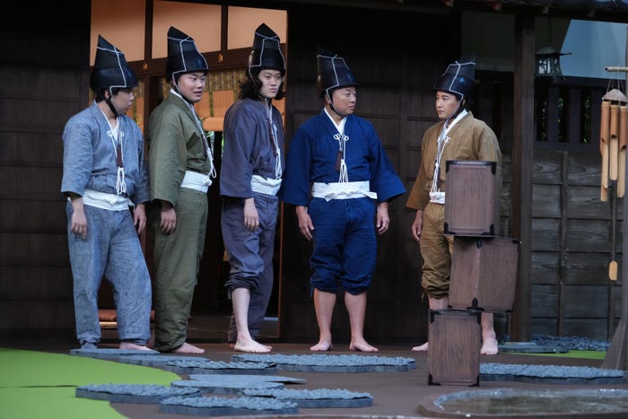 (左から)せいや、岡部大、粗品、松尾駿、長田庄平(C)フジテレビ
