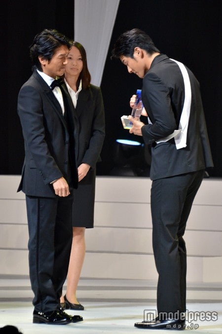 初代ミスター・ジャパンに輝いた京都代表・鈴木貴之さん（右）と司会を務めた俳優の高橋克典（左）