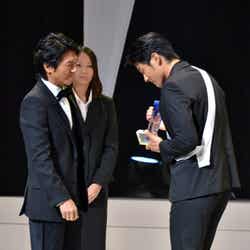 初代ミスター・ジャパンに輝いた京都代表・鈴木貴之さん(右)と司会を務めた俳優の高橋克典(左)