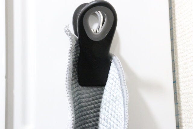 ダイソーのマグネット付クリップ（黒）でふきんを浮かせる