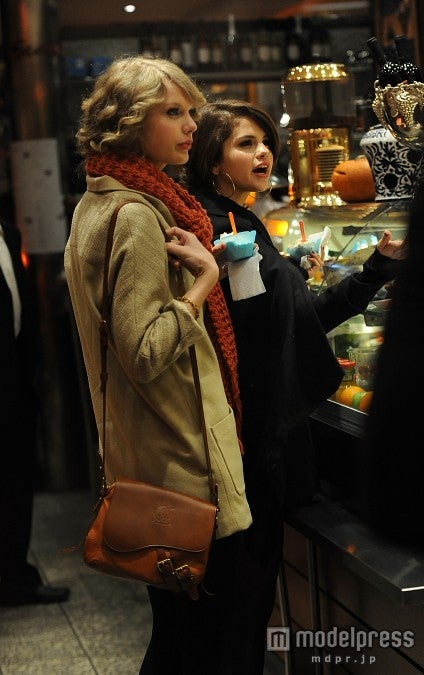 テイラー・スウィフトとセレーナ・ゴメスは失恋友だち