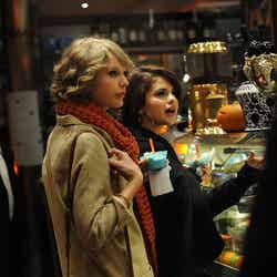 2010年10月にロンドンのアイスクリームショップで目撃されたテイラーとセレーナ。Photo:Splash/アフロ