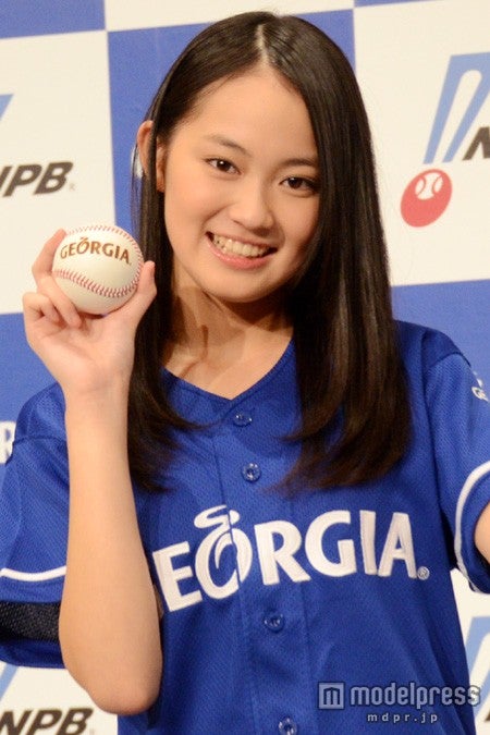 国民的美少女”が健康美脚を披露 豪華プロ野球OB陣に圧倒 - モデルプレス