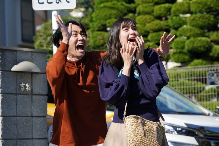 (左から)渡辺邦斗、新川優愛 (C)2022「極主夫道 ザ・シネマ」製作委員会