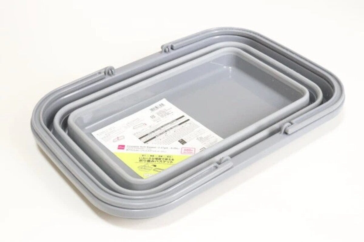 グレーの折りたたみソフトバスケットが畳まれ商品ラベルが見える状態 グレーの折りたたみソフトバスケットが畳まれ商品ラベルが見える状態