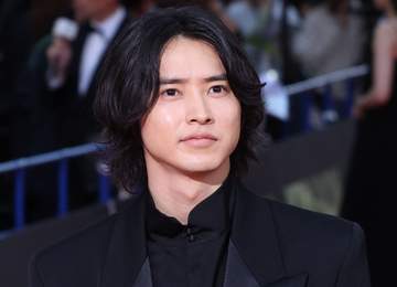 「どこかの国の王子様」「すごい歓声！」最強ビジュでパリコレ姿の日本トップ俳優 現地人気に驚き続々「とにかくカッコイイ♥」「どんどんBIGに」