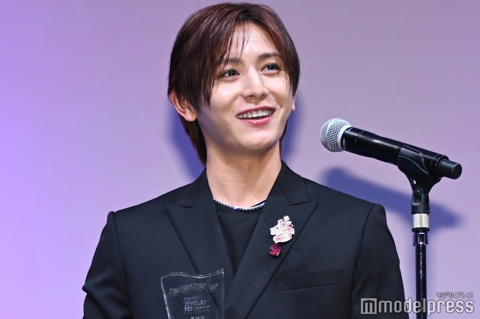 Snow Man目黒蓮、スーツ姿でコミカルな演技披露 ラウールとの