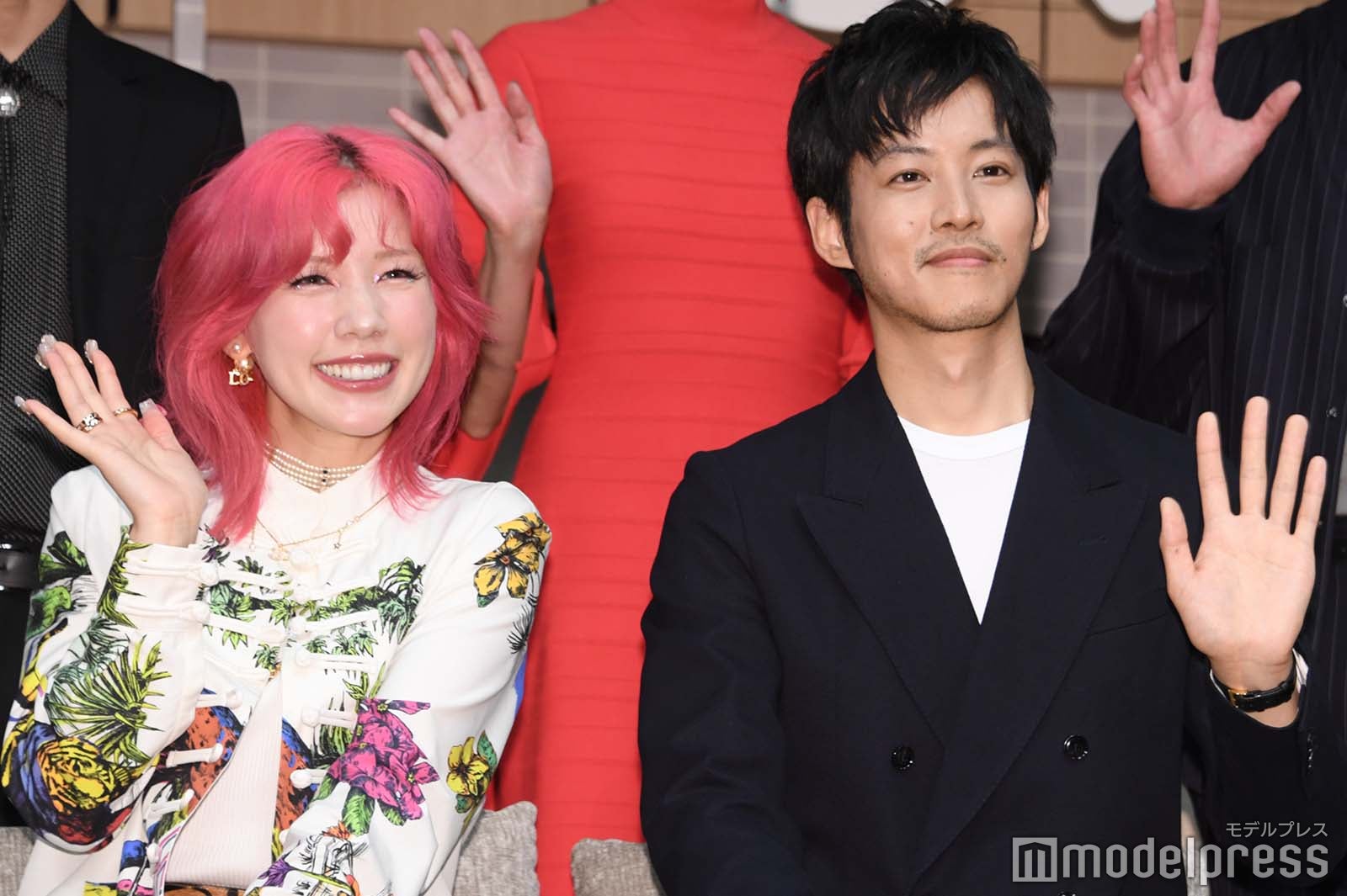 笑顔で手を振る仲里依紗、松坂桃李（C）モデルプレス