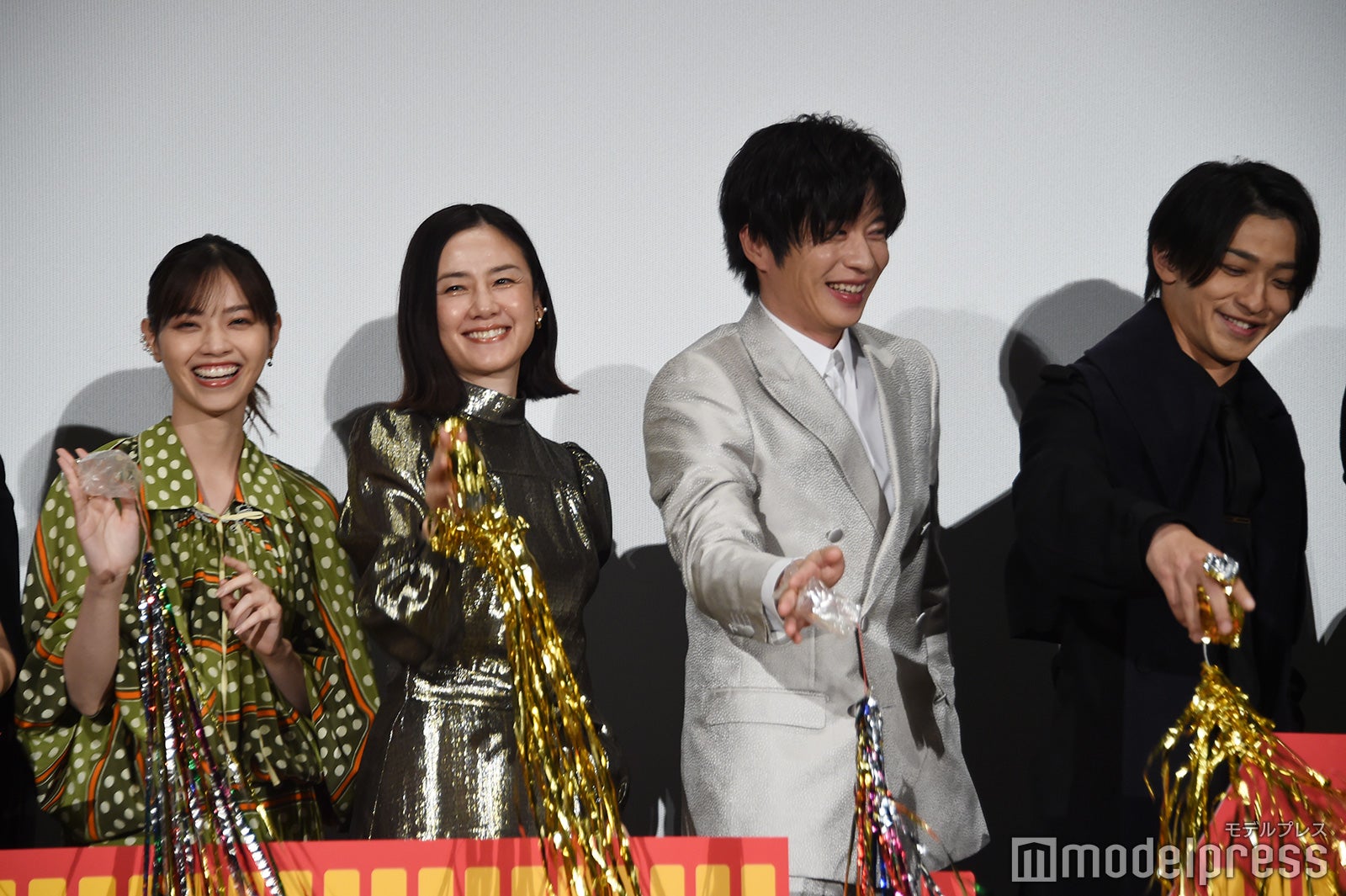 テープが無事に飛んで笑顔になる西野七瀬、原田知世、田中圭、横浜流星（C）モデルプレス