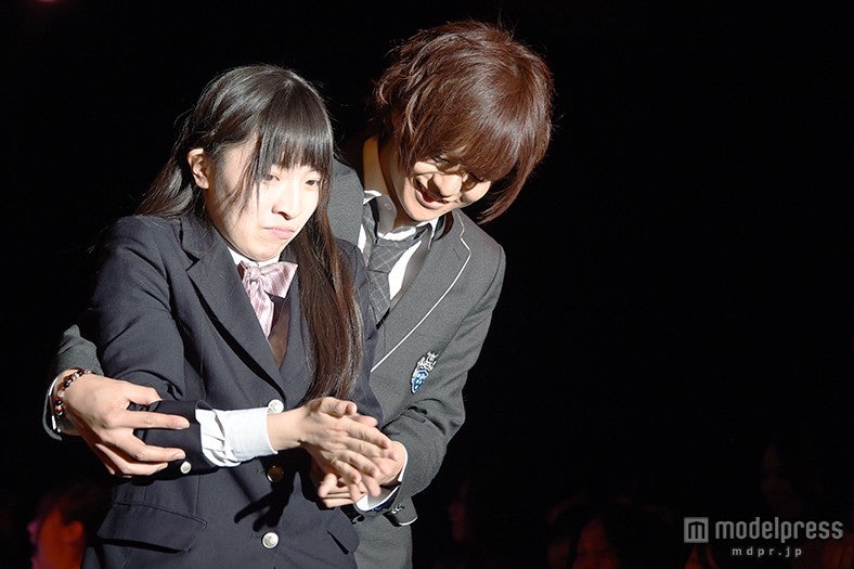 胸キュンハグで黄色い歓声に包まれた鈴木勤【モデルプレス】