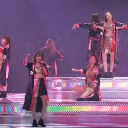 「E-girls LIVE TOUR 2016～E.G.SMILE～」（左より）中島美央、藤井夏恋、藤井萩花、楓／画像提供：avex