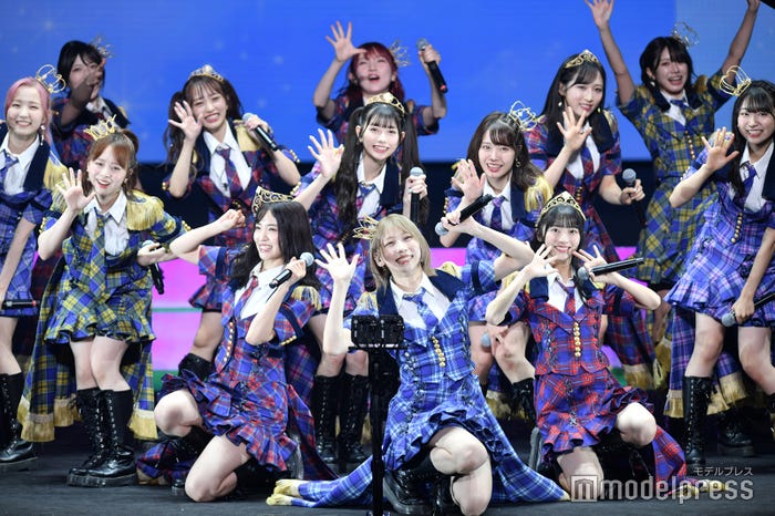 (前列中央)茂木忍「MX祭り!AKB48 60th Single『久しぶりのリップグロス』発売記念コンサートin武道館2022 柏木由紀プロデュース~僕はずっと忘れない~」 (C)モデルプレス