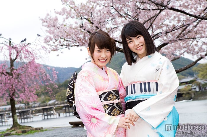 満開の桜が咲く嵐山にて2ショット(C)関西テレビ放送
