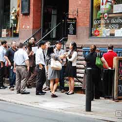 本国の店舗には行列が