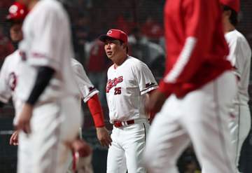 広島・新井監督「状況判断というところかな」九回に守備変更もミスから失点【一問一答】