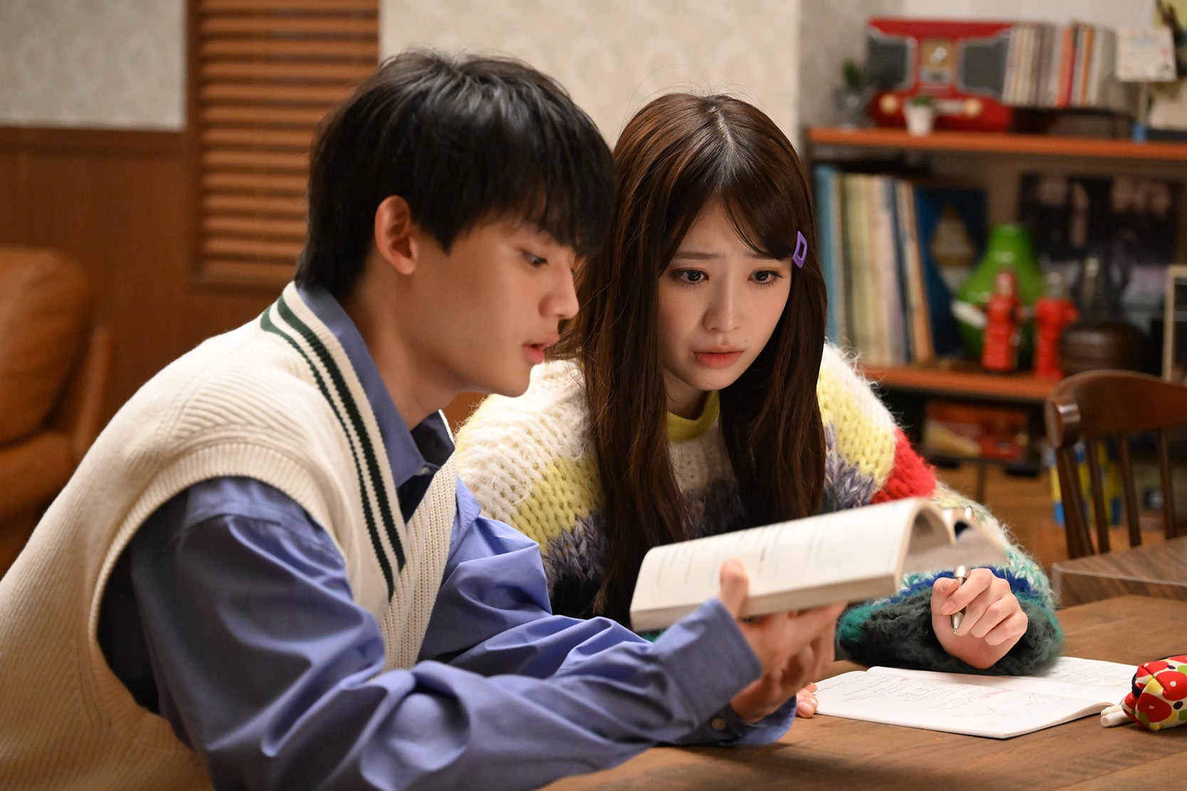 未開封◼️リビングの松永さん DVD+ステッカー◼️中島健人 向井康二 高橋ひかる 前へ次へ 左から中島健人演じる松永純、高橋ひかる演じる園田美