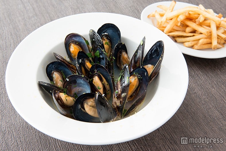 ムール貝の白ワイン蒸とフレンチフライ／画像提供：WDI