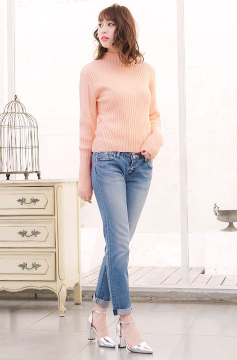 ボトルネックショート丈リブニットプルオーバートップス「神戸レタス」2,690円（税込）／画像提供：神戸レタス