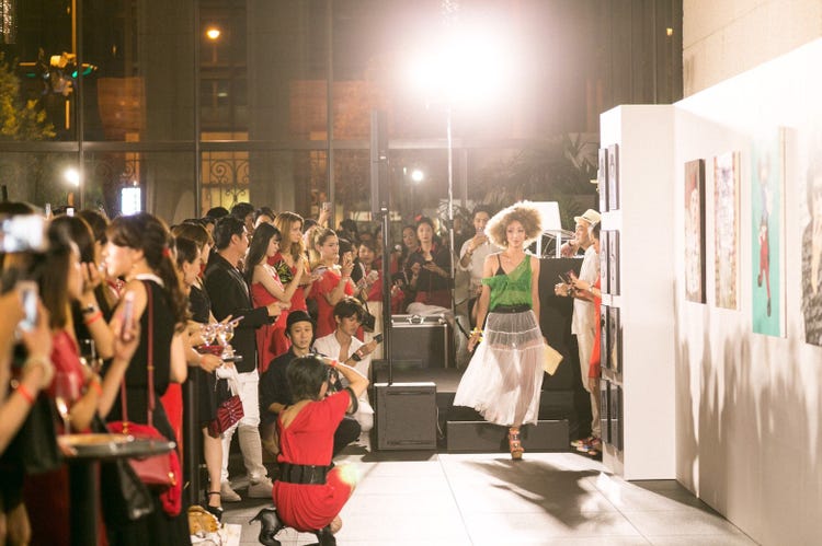 ファッションとアートが融合 500人のファッションフリークが来場 モデルプレス ファッションとアートが融合 500人のファッションフリークが来場 モデルプレス