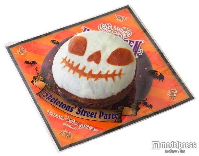 スプーキースケルトンドーナツ（オレンジクリーム）（C）Disney