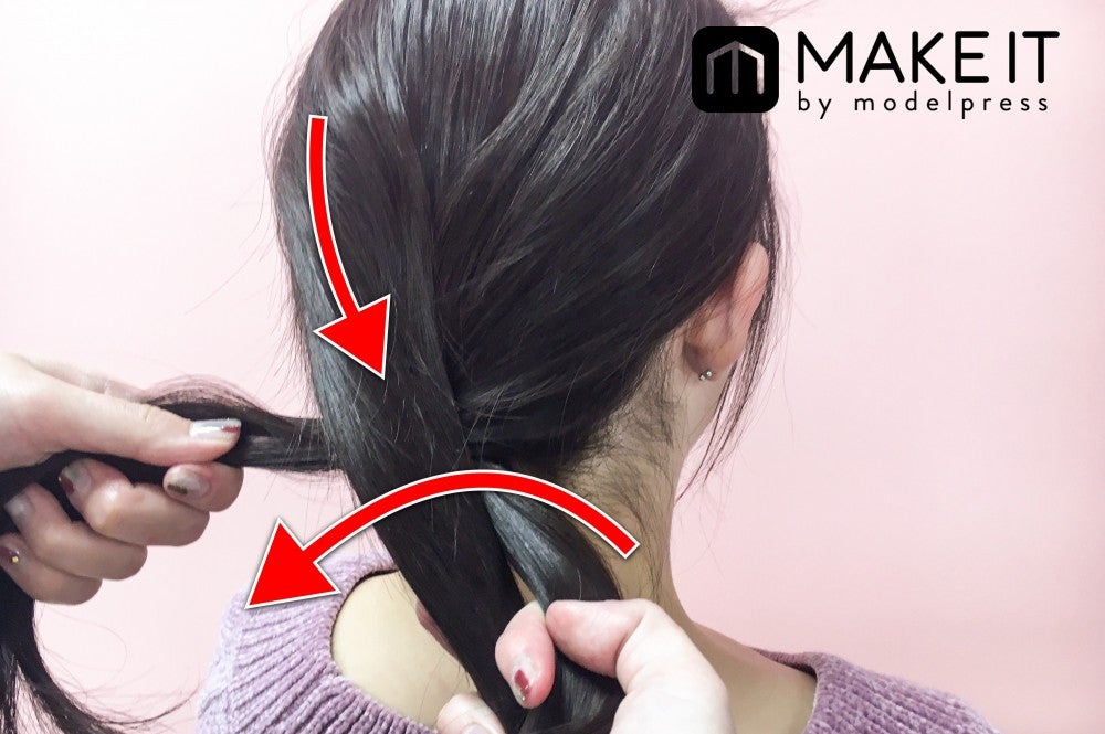 反対の外側の毛束を交差させる (C)メイクイット