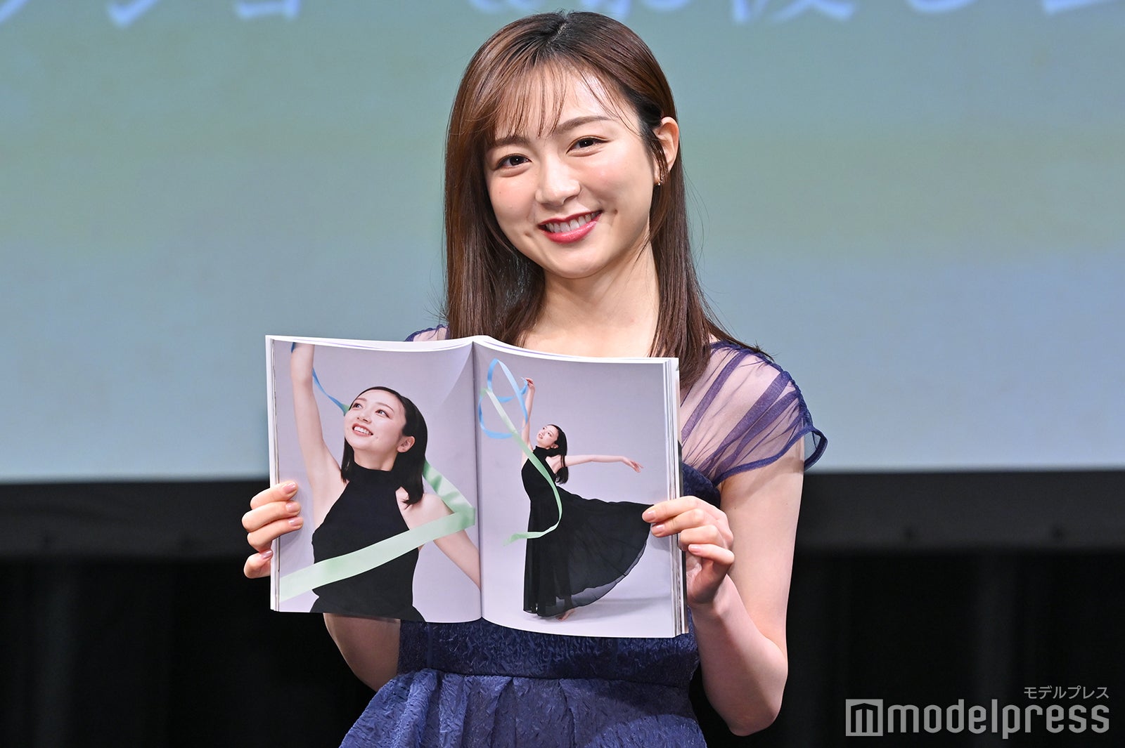 お気に入りカットをアピールする佐久間みなみアナ（C）モデルプレス