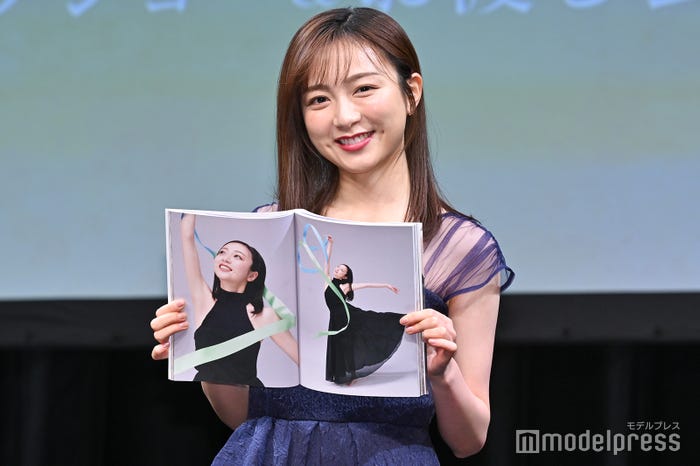 お気に入りカットをアピールする佐久間みなみアナ(C)モデルプレス